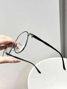 1pc Fashionable Color Changing Glasses For Women, Casual Basic Design, Suitable For Outdoor Travel, Driving, Camping, Daily Life, Street Photography, Tropical Beach Vacation, Ideal Accessory For Summer Beach Vacation, Outdoor Activities And Travel - 1pc Black Frame Turns Gray - View 5