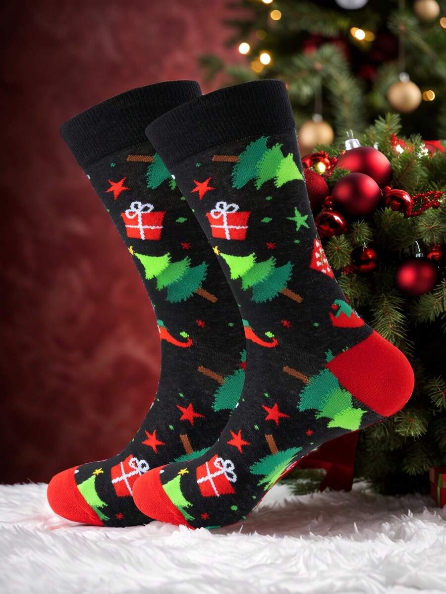 1 par de calcetines tipo tripulación para hombres, con un tema navideño. El Body del calcetín negro coincide con el dedo del pie y el talón rojos para formar un efecto de bloqueo de color, decorado con árboles de Navidad, cajas de regalo, estrellas y otros elementos navideños, alegre y rico con un ambiente festivo completo. Es un regalo para hombres, padres, abuelos, esposos, novios para Navidad. - Multicolor - Ver 1