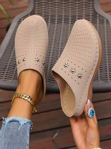 Damen Nieten Hohldesign Flache Mule Schuhe, Lässig Stil, Beige Kunstleder Slip-On, Frühling/Herbst Damen Neue Boho Nieten Dekor Hohldesign Bequeme Keil Sandalen, Geeignet für Alltag, Urlaub, Reise Damen Einfarbige Elegante Sandalen, Mule Schuhe mit Rautenmuster, Polka Punkte, Hohlblumen Design, Lässig Schuhe