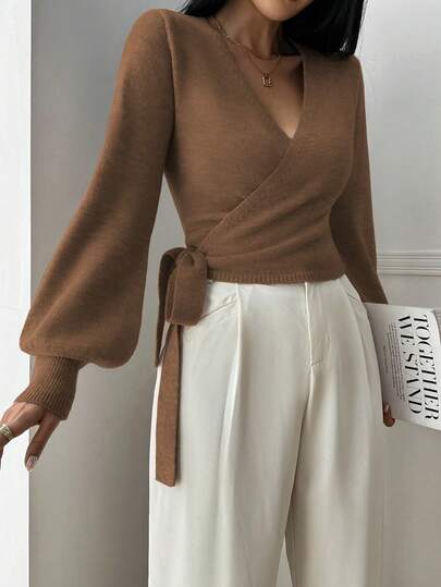 Suéter corto de punto con cuello en V envolvente, mangas farol y lazo lateral, tejido de moda para otoño/invierno