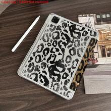 一款黑白棕豹纹图案的可折叠平板电脑保护套，专为追求大胆风格和动物纹爱好者打造。这款动物纹平板电脑保护套带有笔槽，兼容 iPad 10.9/10.2/iPad Air 第五代/iPad Pro 11/10代/9.7/iPad Air 2/iPad（第七代）/iPad（第八代）/iPad Air 4/5/iPad Pro 11。 - 無色 - 查看 4