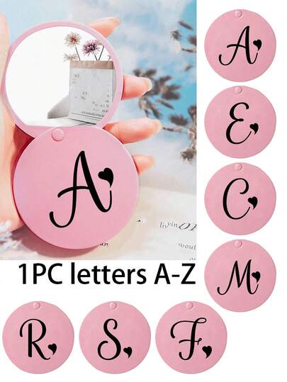 Este práctico espejo de maquillaje mini deslizante está impreso con letras en forma de corazón negro de la A a la Z. Es un espejo de maquillaje lindo, un espejo de maquillaje mini portátil y un espejo de maquillaje mini de mano, adecuado para uso diario, viajes y reuniones. También es un regalo lindo y divertido, adecuado para cumpleaños, playas, vacaciones y otras ocasiones. Es un excelente regalo para mujeres, madres, maestras, amigas y damas de honor.
