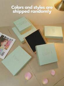 1 brățară țesută manual cu nod de diamant și șnur colorat, cu un design casual și elegant, este un accesoriu de nișă pentru sărbători, iar prietenii își pot alege culorile preferate. Un mic ornament de Halloween va fi oferit cadou la orice achiziție a versiunii cutie de bijuterii, iar cutia de bijuterii va fi livrată într-o culoare/stil aleatoriu.