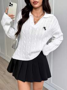 Luźny, dzianinowy sweter z długim rękawem w jednolitym kolorze z haftowaną naszywką, odpowiedni na jesień/zimę