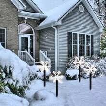 1 Confezione 4 LED Renne, Campanelle, Fiocchi di Neve, Pentagramma Luci da Percorso Natalizie Impermeabili Alimentate a Energia Solare Lampada da Paesaggio Adatta per Casa, Giardino, Patio, Passaggio, Vialetto, Prato, Decorazione Natalizia per Feste all'Aperto