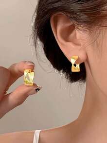 1 Paar elegante und stilvolle goldfarbene Ohrringe mit gewelltem Twist-Design für den täglichen und Urlaubsgebrauch von Frauen