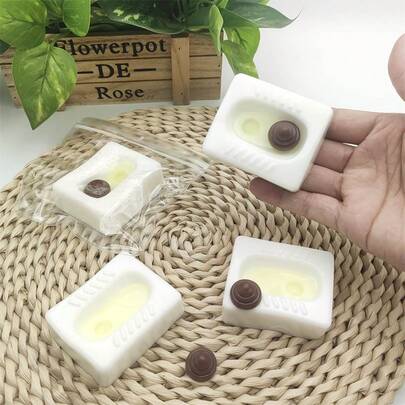 1个马桶便便缓解挤压玩具，一款恶作剧挤压器，可缓解压力和发泄愤怒，是送给你最好的朋友的绝佳礼物。