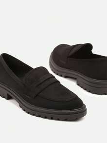 Mocasines clásicos hechos de ante sintético con costuras decorativas - Negro - Ver 6