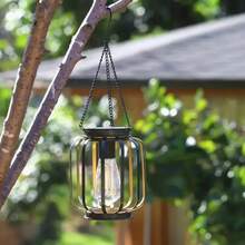 1 sztuka wodoodpornej, ogrodowej latarni solarnej, metalowa, wisząca lampa solarna z haczykiem. To jasna i ciepła lampa solarna, a zarazem klasyczna lampa solarna, idealna do dekoracji podwórek, ogrodów, tarasów i werand.