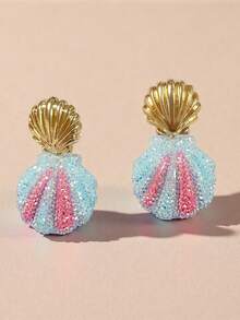 Un par de pendientes de concha coloridos y lindos de la serie del océano de lujo de alta gama de hadas de verano, aptos para uso diario y de fiesta para mujeres, hechos de material de pendientes de acero inoxidable, diseñados para todas las estaciones