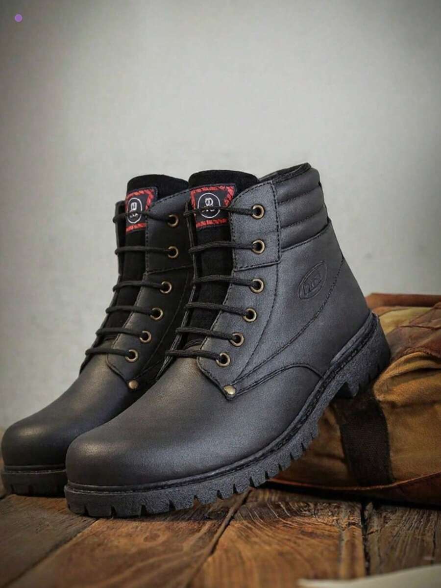 Botas negras con puntera redonda y suela gruesa. Estas botas son ideales para aventuras al aire libre, salidas casuales excursiones en zonas rurales o pase  casual  Al aire libre    botas   Exterior    todo el año - Negro - Ver 1