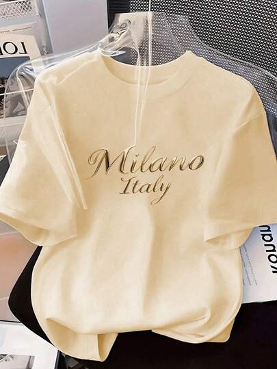 女士柔软百搭T恤，饰有优雅的“MILANO ITALY”字母印花 - 舒适圆领短袖休闲上衣，适合所有季节，百搭T恤 | 手写体上衣 | 简约设计