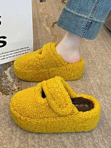 Pantoufles à enfiler chaudes pour femmes, nouvelles sandales à semelle épaisse antidérapante pour l'hiver 2025, talon de 7 cm, fermeture en peluche moelleuse, couleur unie mode polyvalente pour l'extérieur/l'intérieur, style JK mignon, légères et faciles à enfiler, pour femmes enceintes, mules à bout fermé