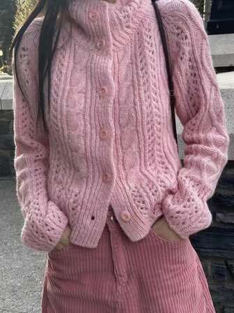 女士宽松长款麻花针织开衫，柔软休闲，适合日常穿着或约会，冬季