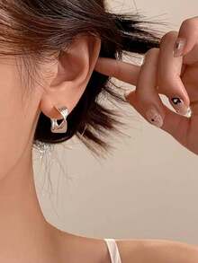 1 Paar elegante und stilvolle goldfarbene Ohrringe mit gewelltem Twist-Design für den täglichen und Urlaubsgebrauch von Frauen