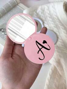 Praktischer Mini-Spiegel mit schwarz gedruckten Herzbuchstaben A-Z, niedlicher Make-up-Spiegel, Mini-Kompaktspiegel, tragbarer Make-up-Spiegel, Mini-Handspiegeln, Make-up-Spiegel für den täglichen Gebrauch, Reise und Party, süßes und lustiges kleines Geschenk, Geburtstag, Strand, Feiertage, ein tolles Geschenk für Frauen, Mütter, Lehrer, Freunde, Brautjungfern, günstig, Strumpfstopfer, Make-up, Make-up-Utensilien, günstige Sachen, Geschenke, Geschenke für Frauen, Weihnachtsgeschenke