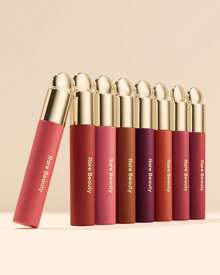 Rare Beauty Soft Pinch Tinted Lip Oil. Un aceite de labios teñido que aporta color suave y una hidratación intensa, dejando tus labios irresistiblemente sedosos.Este color es perfecto tanto para looks casuales como de fiesta. Su textura mate no es pegajosa y su sutil brillo hace que los labios se vean más voluminosos. - Honestidad - Ver 2