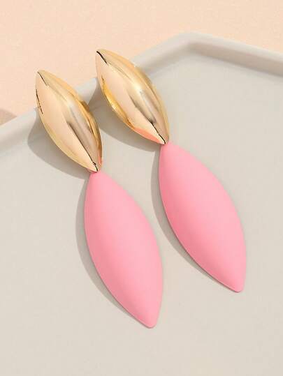 زوج من الأقراط الهندسية المبالغ فيها ذات الشكل البيضاوي المائي اللامع المطلي بالألوان للنساء