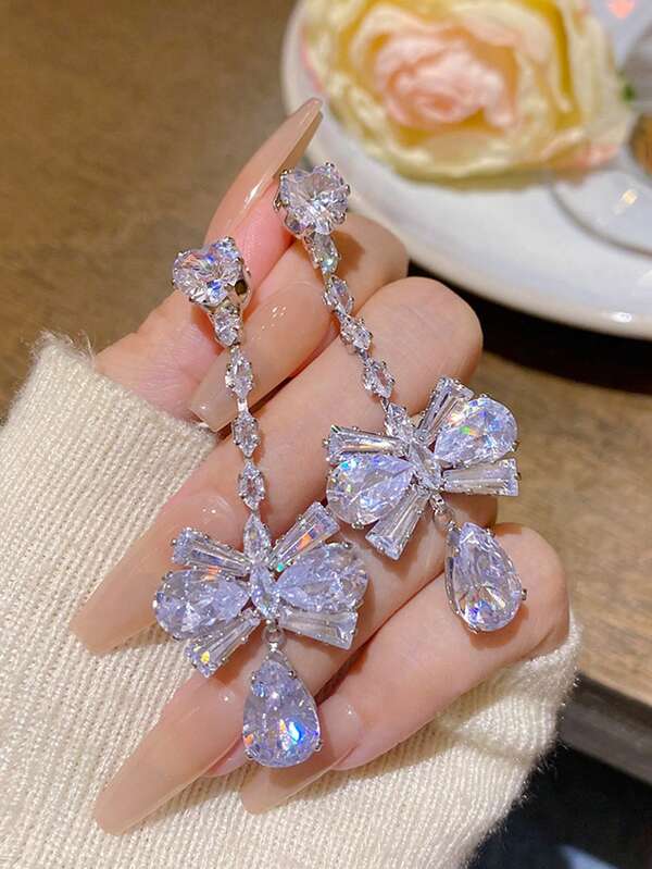 زوج من أقراط نسائية أنيقة على شكل حرف C مزينة بالراين ستون، مناسبة للاستخدام اليومي والحفلات والمناسبات الرسمية والخارجية والملابس الكاجوال