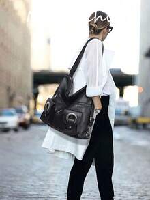 这款时尚简约的大容量女士通勤单肩包采用PU材质，配有镂空铆钉拉链，并附带双肩带和手提带。它适合旅行、通勤和学生使用，既可作为旅行背包，也可作为休闲背包。 - 黑色 - 查看 6