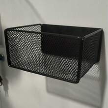 磁性储物架位于阳台上，靠近前置式洗衣机和浴室挂篮架。