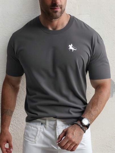 Camiseta de manga corta casual de cuello redondo con estampado de caballero negra para hombres en verano, combinada con pantalones casuales, adecuada para viajes/vacaciones/campamentos al aire libre/deportes