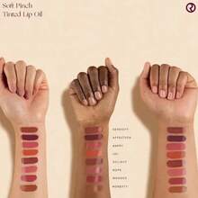 Rare Beauty Soft Pinch Tinted Lip Oil. Un aceite de labios teñido que aporta color suave y una hidratación intensa, dejando tus labios irresistiblemente sedosos.Este color es perfecto tanto para looks casuales como de fiesta. Su textura mate no es pegajosa y su sutil brillo hace que los labios se vean más voluminosos. - Honestidad - Ver 6