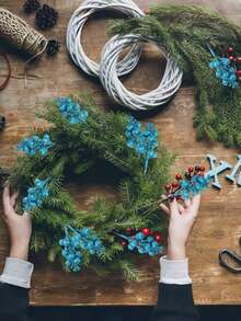 12 piezas - Ramas de bayas artificiales con brillo de color azul cielo, tallos de bayas con brillo para Navidad, bayas artificiales falsas con brillo, ramas de bayas rojas artificiales, decoraciones de árbol de Navidad con núcleo de flor de espuma, para guirnalda de árbol de Navidad, manualidades DIY, decoración de árbol de Navidad