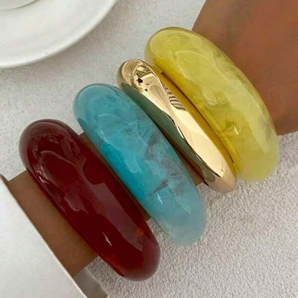 1pc Vintage Exaggerated Punk Style Acrylic Resin Asymmetrical Cuff Bracelet, Minimalist Thick Jewelry Bangle, Multi-Color Charm Bracelet, Suitable For Women's Daily Commute, Friendly Gathering, Romantic Holiday, Street Photography, Fashion Show (The Material And Color Of The Bracelet Are Subject To The Actual Product)