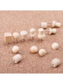 1 套木制图钉，包括方形图钉、角形图钉、圆柱形图钉等，用于固定照片、明信片