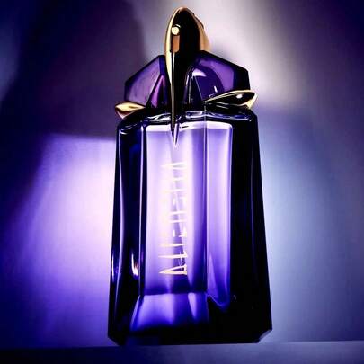Mugler Alien es un perfume con notas orientales amaderadas. La nota de salida es jazmín, la nota de corazón destaca la fragancia amaderada y la nota de fondo, ámbar, presenta un aroma a flores blancas y orientales en conjunto.