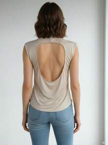 Top mujer elegante y minimalista de cuello alto, sin mangas, con un diseño pulido y moderno. Ideal para ocasiones casuales o semiformales, combina perfectamente con jeans, pantalones ajustados o faldas para crear un look sofisticado y versátil. Su tono sólido lo hace fácil de integrar en diferentes estilos - Beis - Ver 2