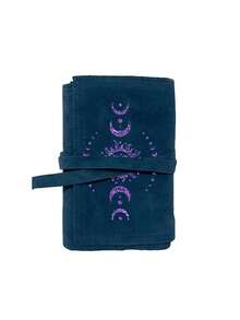 这款天鹅绒塔罗牌收纳袋,印有日月图案,饰以紫色亮片和彩色渐变,采用抽绳封口,柔软的布料提供有效保护,是一款便携式卡包,适合存放塔罗牌和小物件。这款塔罗牌收纳袋可以保护卡片和物品,是馈赠亲朋好友的理想礼物,也适合生日、周年纪念日、圣诞节和复活节等场合。 - 彩色 - 查看 12