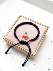 1 brățară țesută manual cu nod de diamant și șnur colorat, cu un design casual și elegant, este un accesoriu de nișă pentru sărbători, iar prietenii își pot alege culorile preferate. Un mic ornament de Halloween va fi oferit cadou la orice achiziție a versiunii cutie de bijuterii, iar cutia de bijuterii va fi livrată într-o culoare/stil aleatoriu.