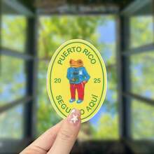 PR Concho 贴纸 - 波多黎各骄傲乙烯基贴纸，饰有鲜艳的旗帜、旗杆和“波多黎各”字样 - 防水、哑光表面、不对称形状，适用于汽车、卡车、笔记本电脑、玻璃/金属表面 - 自粘式文化汽车和家居装饰、波多黎各汽车配件、表面装饰、醒目字母、持久粘合剂、旅行配件 - 彩色 - 查看 2