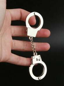 Accesorio de entretenimiento casual, divertido, mini, creativo, de ocio, de entretenimiento, llavero de esposas para parejas, juguete de pulgar, mejor regalo pequeño de llavero, colgante de llavero mini, juguete de juego multiocasión