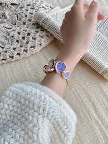 1 chiếc đồng hồ đeo tay nữ bằng hợp kim mạ vàng, kiểu dáng bất đối xứng, mặt số chữ số Ả Rập thời trang, máy quartz, dây đeo có thể điều chỉnh, thích hợp để đeo hàng ngày và làm quà tặng ngày lễ. - Màu tím - Xem 3