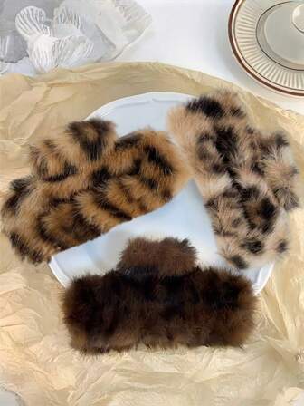 1pc Chic Leopard Plush Large Hair Claw Clip, Adds Volume At Back Of Head, Fashion Versatile Hair Accessory Fur Claw Fluffy Hair Clips Winter Plush Hair Clutch