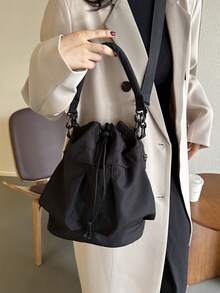 新款抽绳水桶包 小众防水尼龙布单肩斜挎包 大容量个性手提运动包 防水轻便斜挎单肩斜挎包 时尚休闲大容量简约休闲女士包