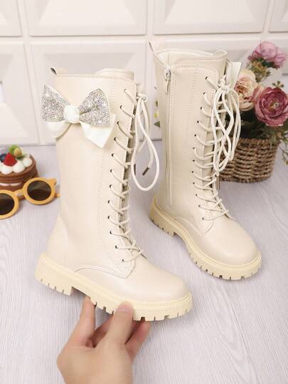 1 par de botas altas de color blanco marfil para niñas pequeñas, de material suave de PU, con hebilla de cristal brillante, decoración de lazo, cremallera lateral, cordones delanteros, punta redonda, suela con plataforma, botas de princesa de moda para niñas de 3 a 12 años, adecuadas para uso casual, escuela, vacaciones, otoño/invierno