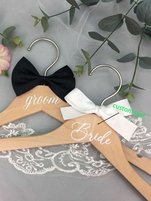 Rustykalny wieszak na ubrania z motywem motyla, spersonalizowany dla Panny Młodej i Pana Młodego w sukni ślubnej i garniturze