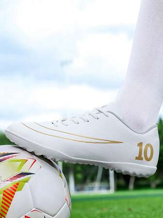 Ett par professionella fotbollsskor för tonåringar tillverkade av PU-läder, lämpliga för både pojkar och flickor. Minimalistiskt designade ovandelar, bekväma och mjuka, med en trasig spik, platt botten, halkfri greppfunktion och snörning, lämpliga för daglig sport året runt.