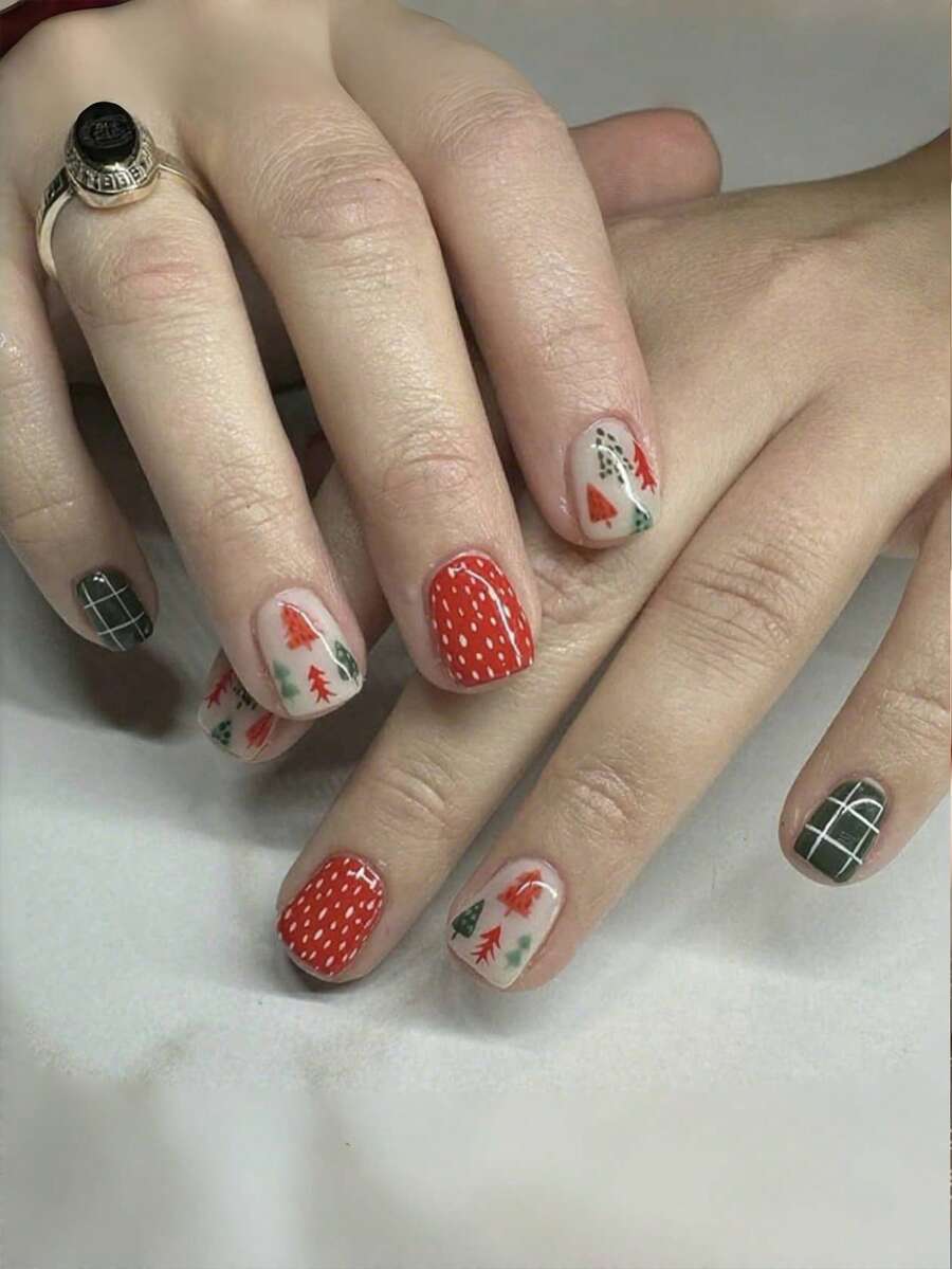 Set da 24 pezzi - Punte per unghie corte quadrate, unghie artificiali corte quadrate natalizie. Unghie artificiali con motivi come alberi di Natale rossi e verdi, fiocchi di neve, ecc. Unghie artificiali lucide. Adatte per signore e ragazze da usare per appuntamenti, feste, Capodanno e altre celebrazioni quotidiane. Aggiungono fascino.