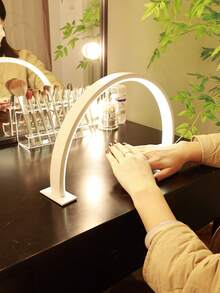 1 Stück LED Arbeitsplatzlampe, Steckdosen-betrieben (keine Batterien erforderlich), perfekt für Schönheitsdienstleistungen (einschließlich Maniküre, Wimpernverlängerung und Hautpflege) sowie präzise Aufgaben, die gezielte Beleuchtung erfordern. Dient auch als Akzentfülllicht für Schmuck. Hervorragend für Zuhause oder Büro - eine schlanke, moderne Tischlampe