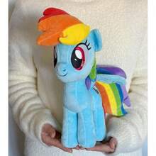 Hasbro Hasbro 我的小马驹12英寸官方毛绒娃娃，柔软多彩的填充玩具，配有可穿戴配件 | 惊喜开箱礼物，适合女孩，激发想象力 - 彩虹破折號 - 查看 3