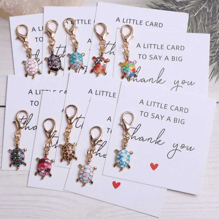10件独特趣味海龟钥匙扣礼品套装，附赠感谢卡和卡片。可爱的海龟吊坠装饰，可用于背包、手提包和车钥匙。是生日、婚礼、单身派对、圣诞节、万圣节、情人节、新年、毕业典礼和返校节等场合的绝佳礼物，适合送给家人、朋友、情侣和同学。