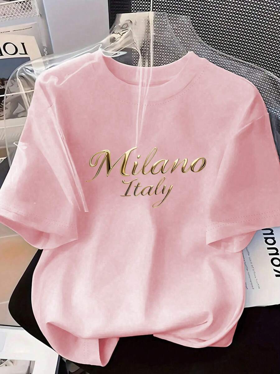 女士柔软百搭T恤,饰有优雅的“MILANO ITALY”字母印花 - 舒适圆领短袖休闲上衣,适合所有季节,百搭T恤 | 手写风格上衣 | 简约设计,夏季必备 - 淺粉色 - 查看 1