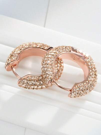 Orecchini a cerchio in argento 925 placcato oro 14K, con cuore a forma di rubino rosa che scintilla. Ridefiniscono lo stile con una silhouette a forma di cuore giocosa. Caratterizzati da cristalli fucsia vibranti su un lato e rosa pastello sull'altro, questi orecchini reversibili sono progettati per catturare la luce e l'attenzione da ogni angolazione.