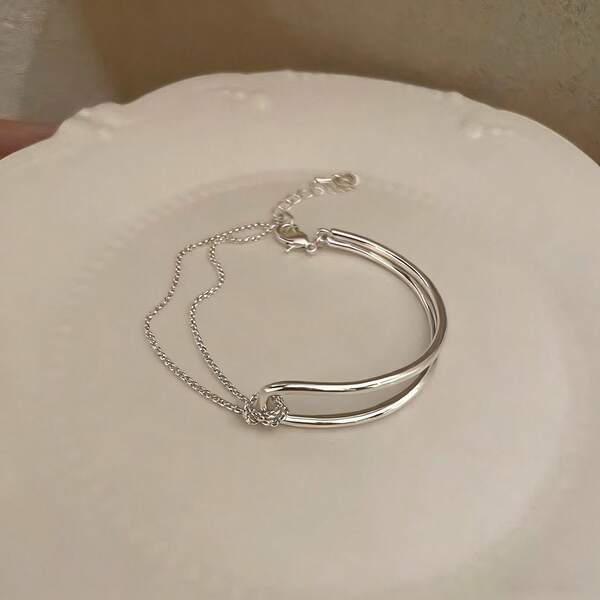 1pc Cold-Toned Silver-Plated Hand Chain, Simple, Stackable Jewelry, An Excellent Gift For Her, Suitable For Giving To Family Members, Friends, And Colleagues.