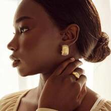 1 par de pendientes de aro con forma de gota simple, pendientes de tono dorado grueso con forma de gota de agua, pendientes en forma de U, pendientes de aro ovalados, joyas ligeras y elegantes para mujer, regalo perfecto para ella